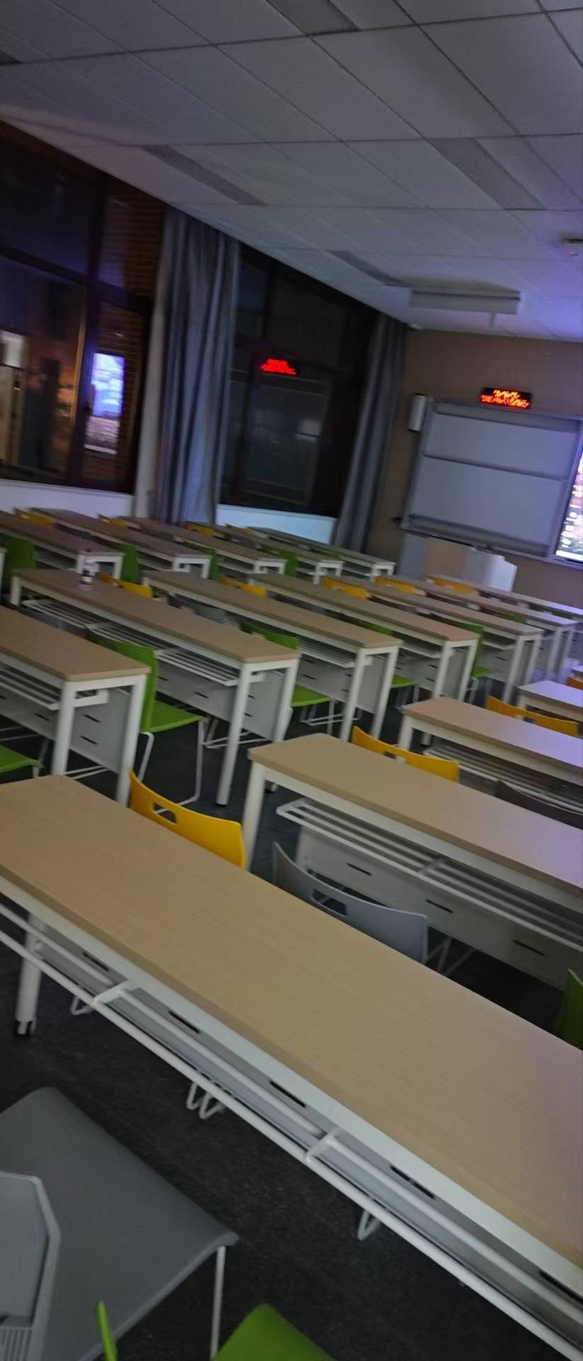 慈溪遷遷旺搬家助力寧波科技大學打造舒適教學環(huán)境，圓滿完成課桌椅安裝工作